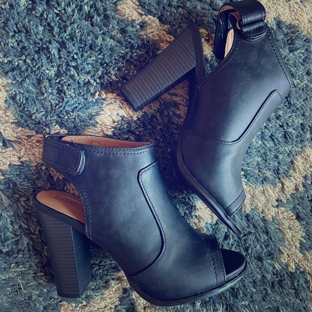 Leila Stone Open toes and back booties